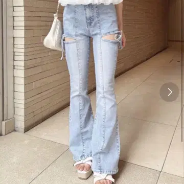INGNI 사이드 리본 컷 아웃 플레어 데님 팬츠