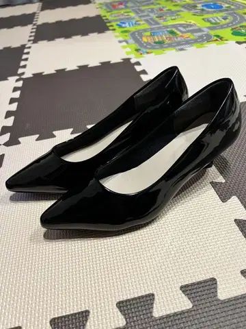 블랙 스틸레토 펌프스 로우힐