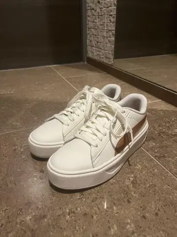 PUMA 화이트 스니커즈