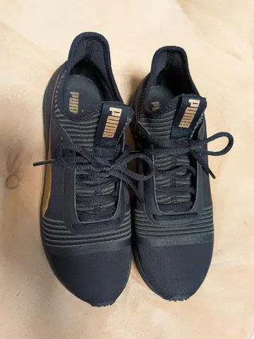 PUMA 블랙 골드 스니커즈 24.5cm