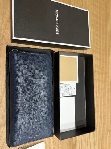 [새상품급] MICHAEL KORS 네이비 장지갑