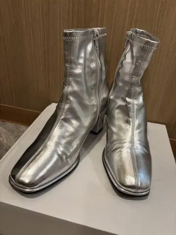 실버 메탈릭 숏부츠