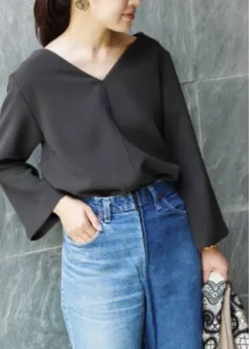 이에나 밀리오네 롱 슬리브 커브넥 블라우스 가을 그레이