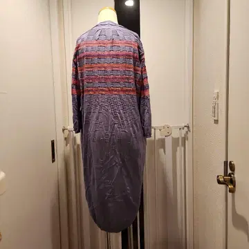 보라색과 빨간색 스트라이프 V넥 긴팔 원피스