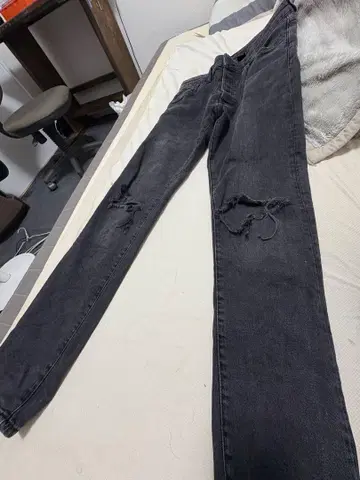 다크 그레이 스키니 데님 무릎 찢김 있음