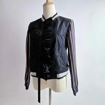 베로폰나 프론트 프릴 디자인 이소재 절개 새틴 바시티 자켓