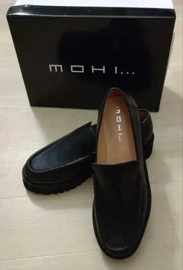새상품급 MOHI 모히 베네치안 로퍼 슬립온 트랙솔 통굽