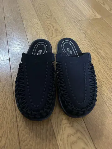 KEEN 블랙 슬립온 샌들