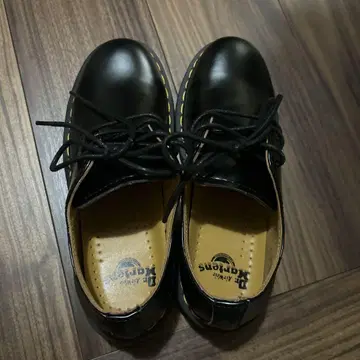 Dr. Martens 블랙 가죽 신발 5 US M