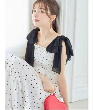 [ tocco closet ] 어깨 리본 포함 하트 프린트 티어드 원피스