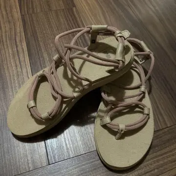Teva 베이지 샌들
