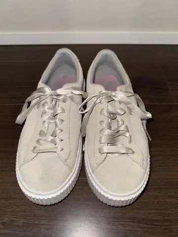 PUMA 스웨이드 화이트 스니커즈