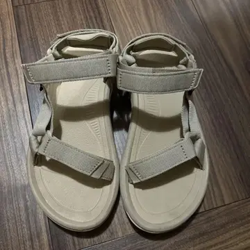 Teva 베이지 스포츠 샌들