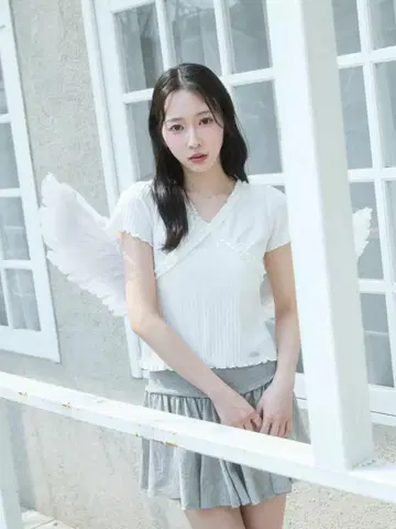 Lure you in 오치 유라노 리브 프릴 상의 밀크