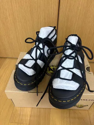 Dr. Martens 블랙 스포츠 샌들