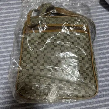 모노그램 디자인 숄더백