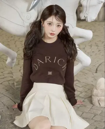 다리치 로고 니트 탑 BRN