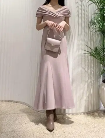 컷 타이트 드레스