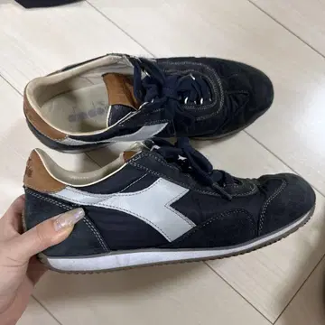 디아도라 스니커즈