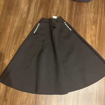 Deux Amour 블랙 펄 장식 플레어 롱 스커트