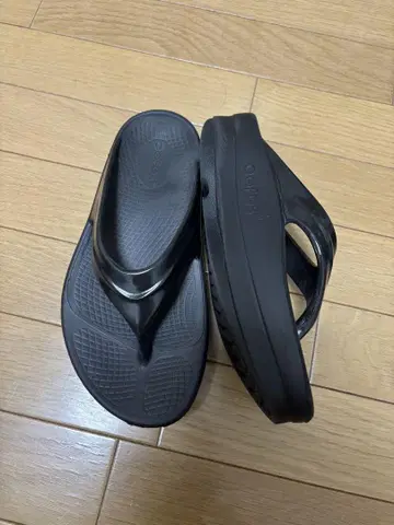 OOFOS OOmega 통굽 샌들