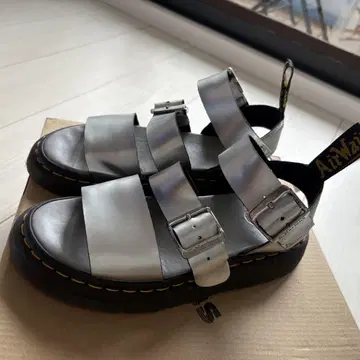Dr. Martens 실버 샌들