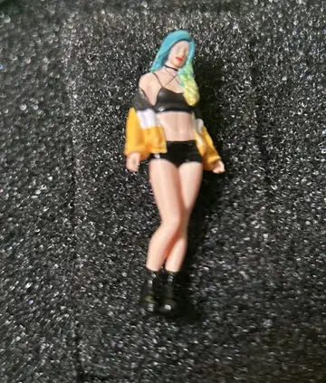 1/64 피규어 청록색 머리 검은 옷