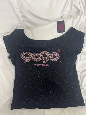 9090 OG Logo Off Shoulder Glitter Tee M