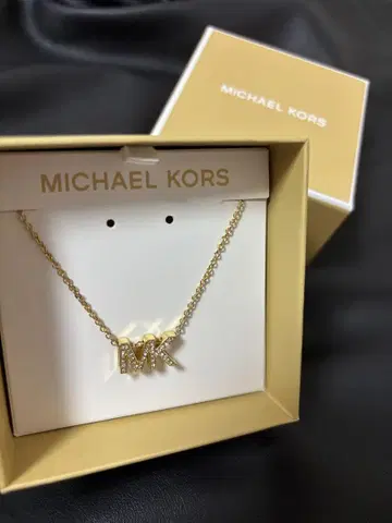 MICHAEL KORS 골드 로고 목걸이