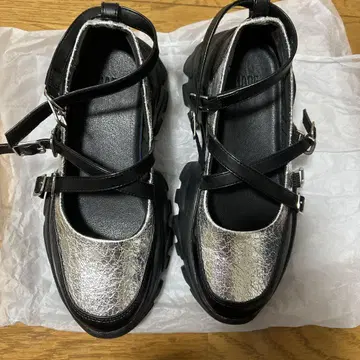 HARE 크로스 스트랩 메리 제인 슈즈