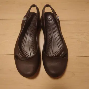 crocs 브라운 올리비아