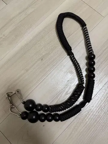 SATOKO OISHI 검은 비즈 넥스트랩