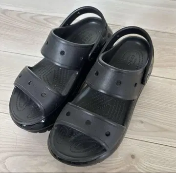 블랙 통굽 스트랩 샌들