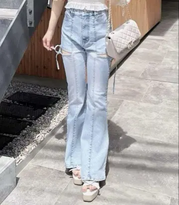 INGNI 사이드 리본 컷 아웃 플레어 데님 팬츠