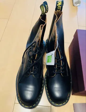 MIE 미사용 새상품 Dr. Martens 차심 가죽 8홀 부츠