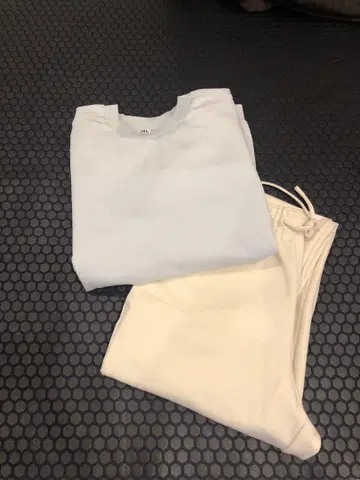 ZARA 라이트 블루 스웨트 셔츠와 화이트 팬츠 세트