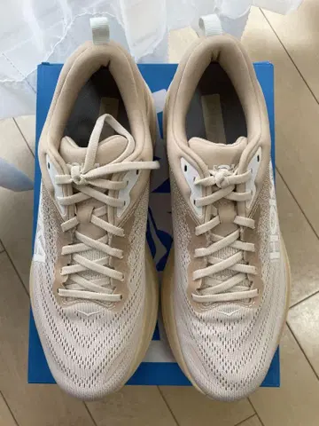 HOKA Bondi 8 베이지 스니커즈
