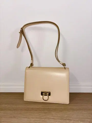 FERRAGAMO 컨디션 최상 간치니 골드 금장 장식 가죽 숄더백