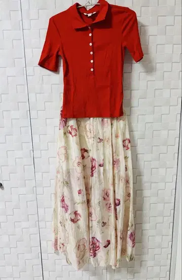H&M 빨간색 피케 셔츠와 꽃무늬 스커트