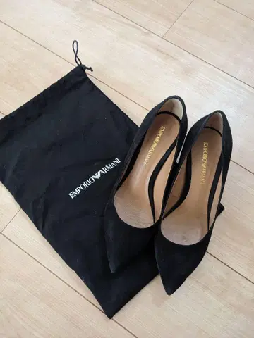 EMPORIO ARMANI 블랙 하이힐