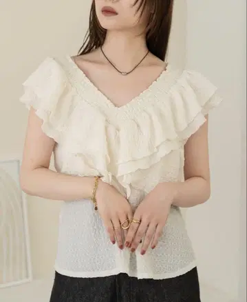 셔링 프릴 블라우스 아이보리