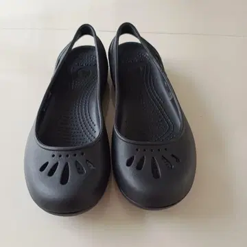 Crocs 블랙 플랫 샌들