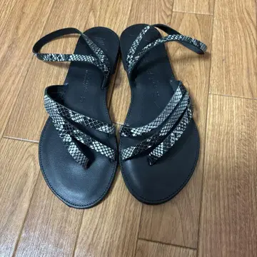 스네이크 스킨풍 플립플랍 37