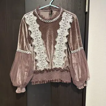 연보라색 레이스 장식 퍼프 슬리브 블라우스