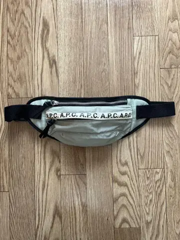 A.P.C. 바디백 카키