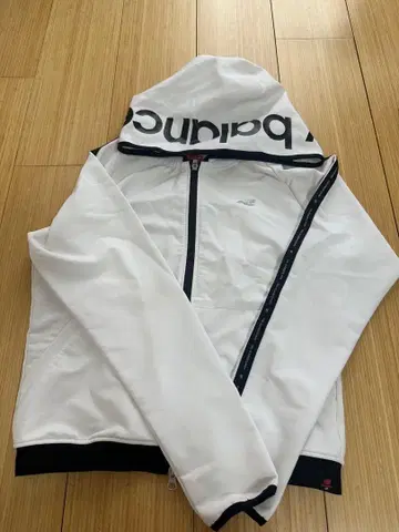 New Balance 후드 부착 후드티 화이트
