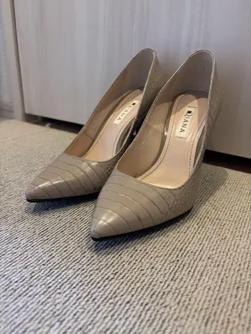 다이애나 악어 엠보싱 하이힐