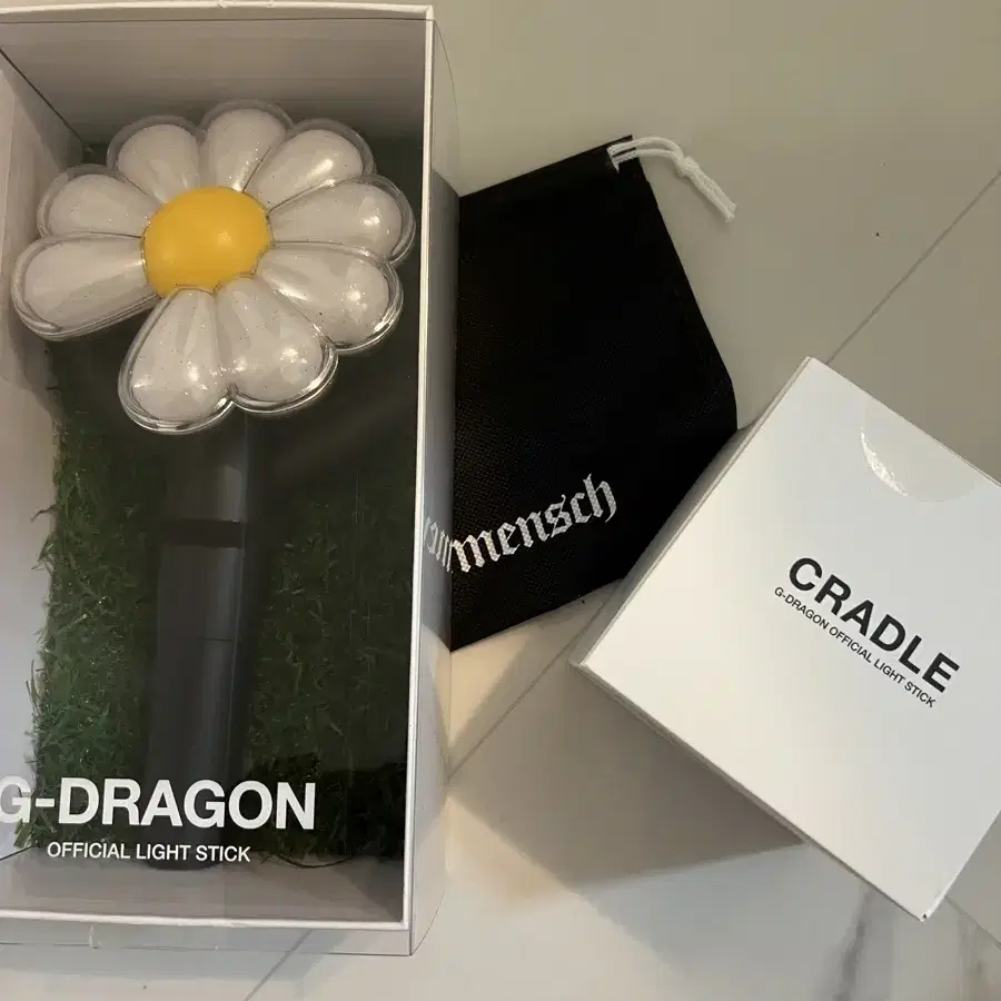 G-DRAGON | 지드래곤 G-dragon lightstick + cradle on Bunjang