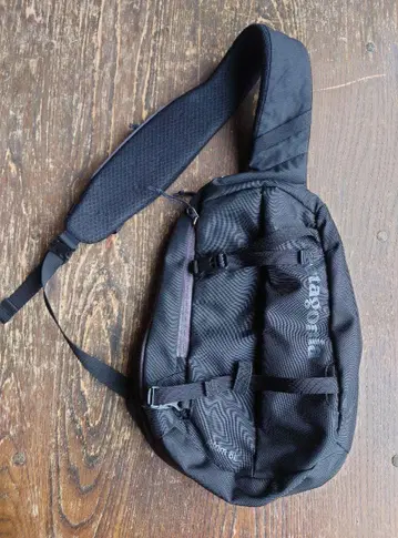 Patagonia Atom sling 8L 블랙 컬러