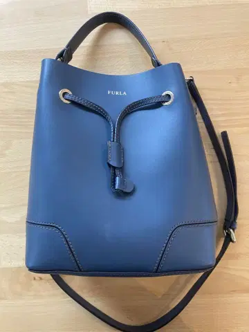 FURLA 네이비 버킷형 숄더백